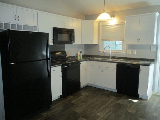 Building Photo - Charming 2 bedroom 2 bath duplex. Just a short drive to the area bases, shopping and fine dining....