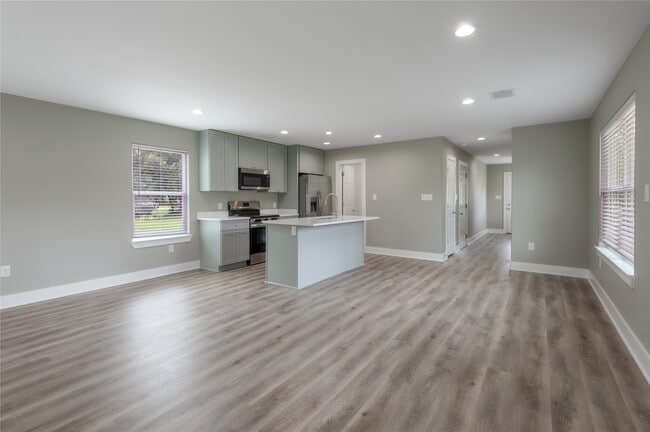 Building Photo - 140 Shady Oaks