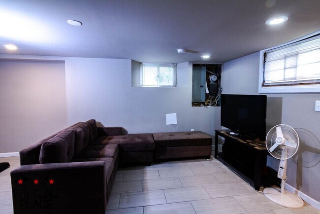 Building Photo - Spacious Single Family home with Huge Back...