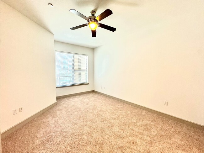 Building Photo - 2111 Westheimer Rd