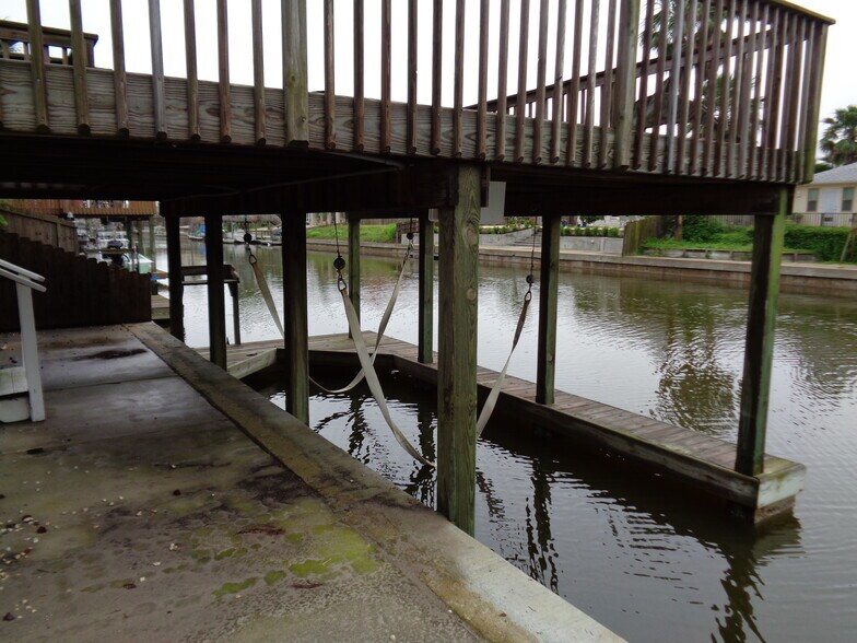 Boat Lift - 15505 Cruiser St