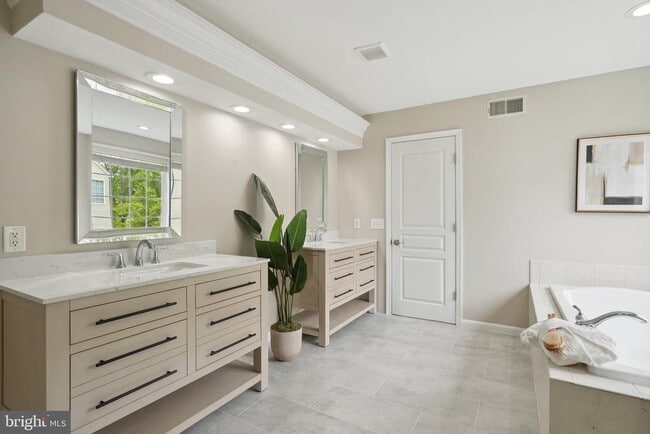 Building Photo - 51 Knickerbocker Ln