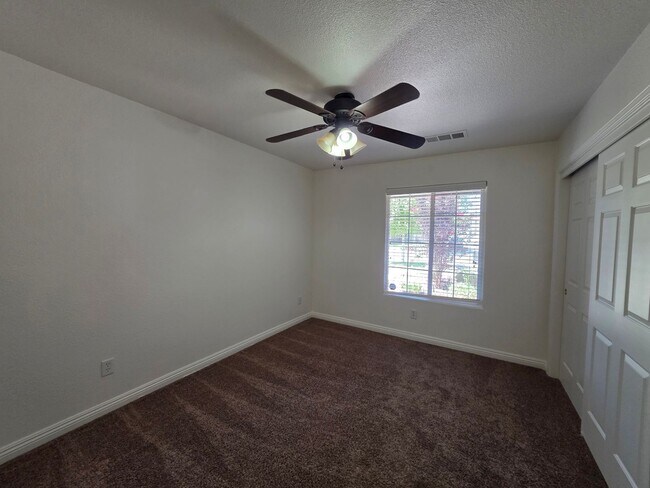 Building Photo - 4 bedroom 2 bathroom in NW Visalia!