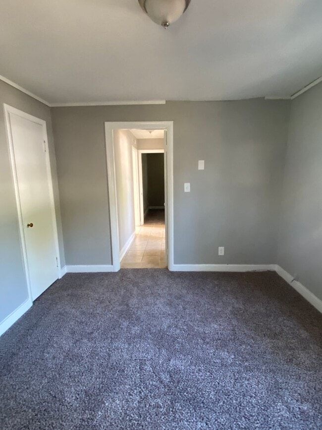 Building Photo - 2 bedroom 1 bath house