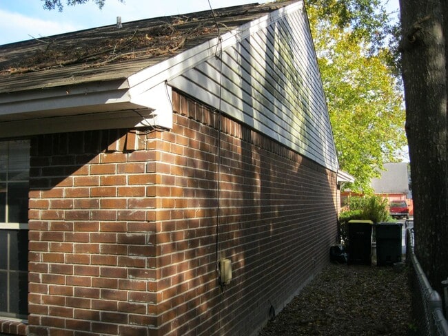 Building Photo - Cozy Home