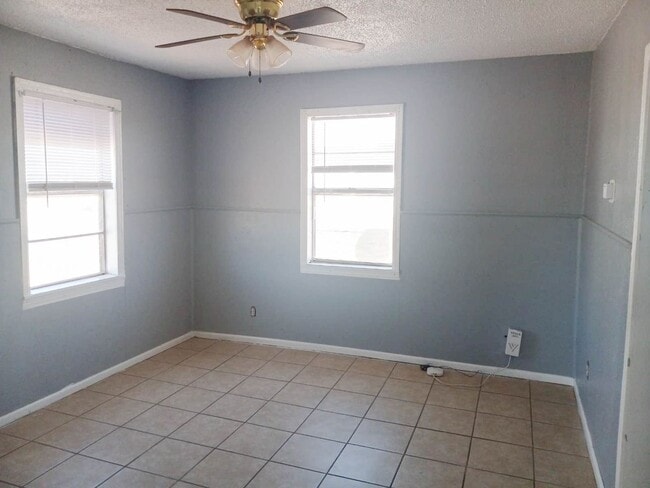 Building Photo - Handyman Special $0 First Month's Rent / “You fix, you SAVE BIG!!” Contact Diane for details: 806...