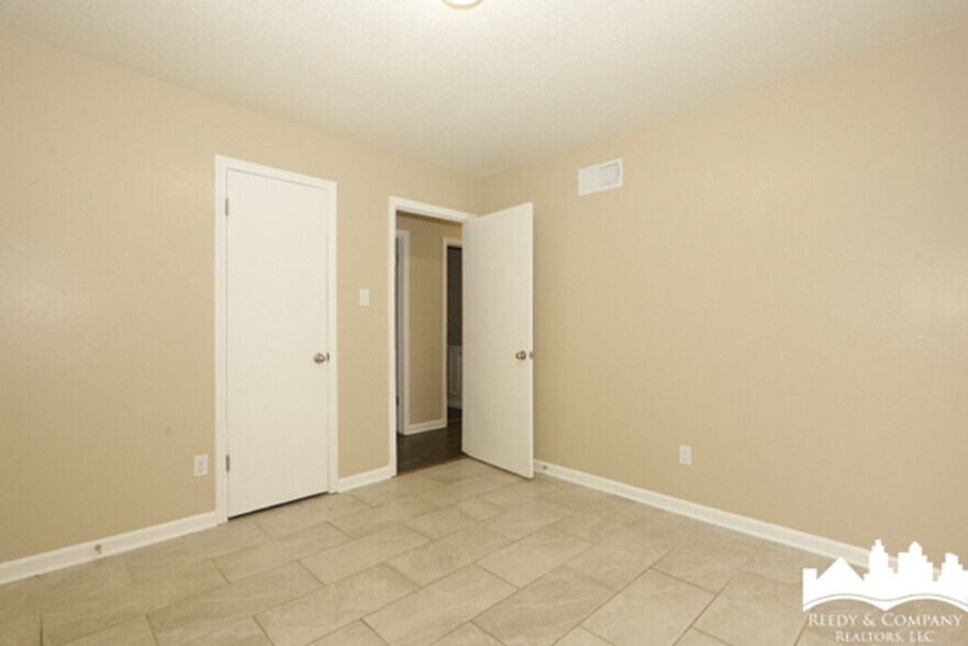 Building Photo - 6465 Forest Glen Dr