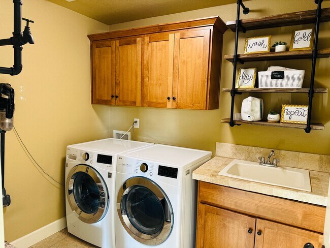 Building Photo - Charming Home in Great Location