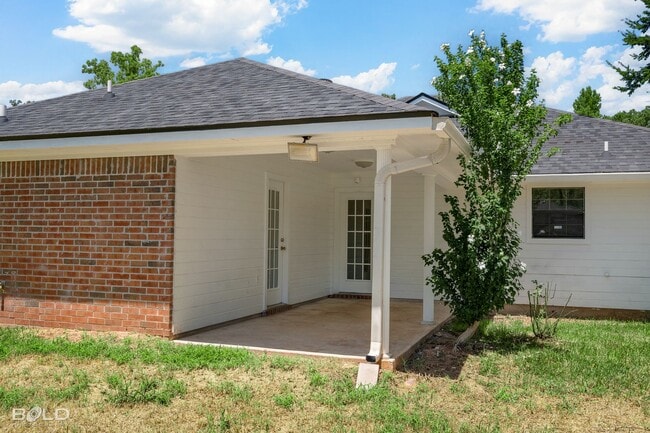 Building Photo - Check Out this 3 bed 2 bath in North Shreveport!