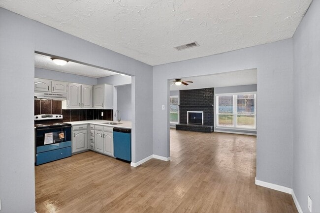 Building Photo - 2211 Sierra Dr