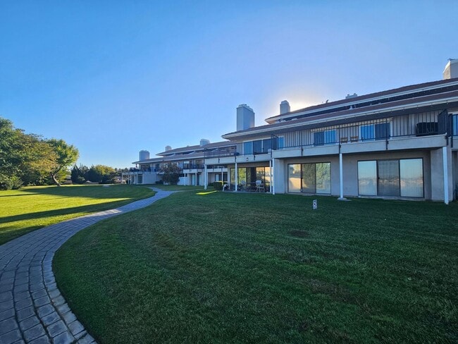 Building Photo - Beautiful condo ready for the holidays!