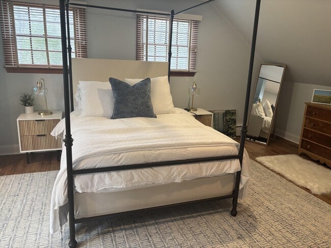 Building Photo - 5650 N Bayview Rd