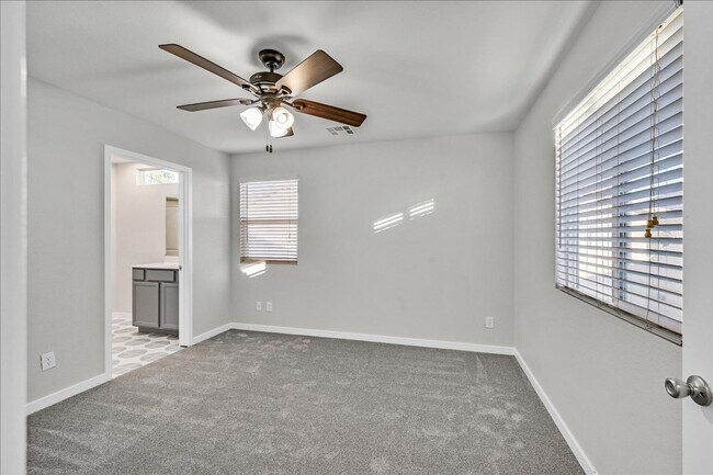 Building Photo - 3 Bedroom Home with Gorgeous Kitchen.