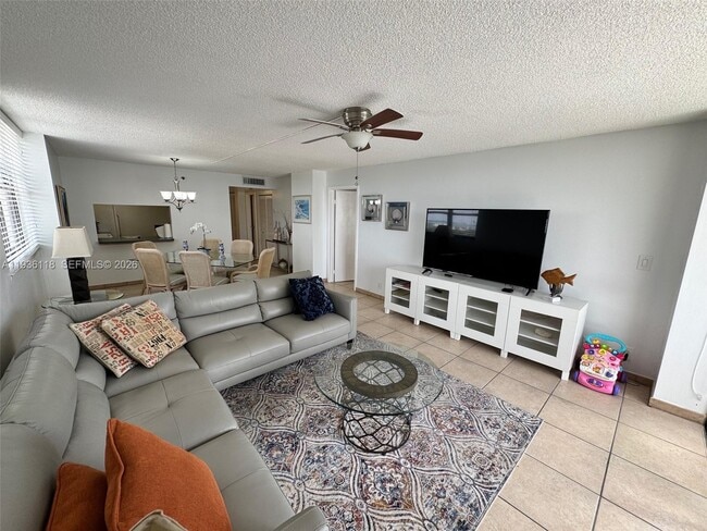 Building Photo - 2625 Collins Ave