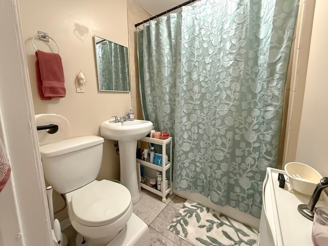 Building Photo - 3441 N Oakley Ave