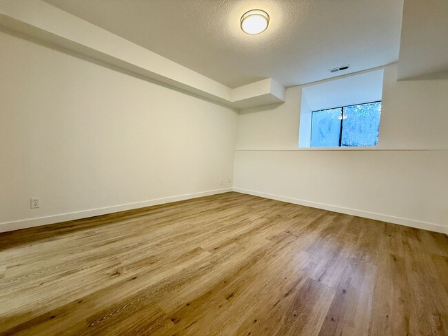 Building Photo - Completely Updated 1 Bedroom Condo in Holl...