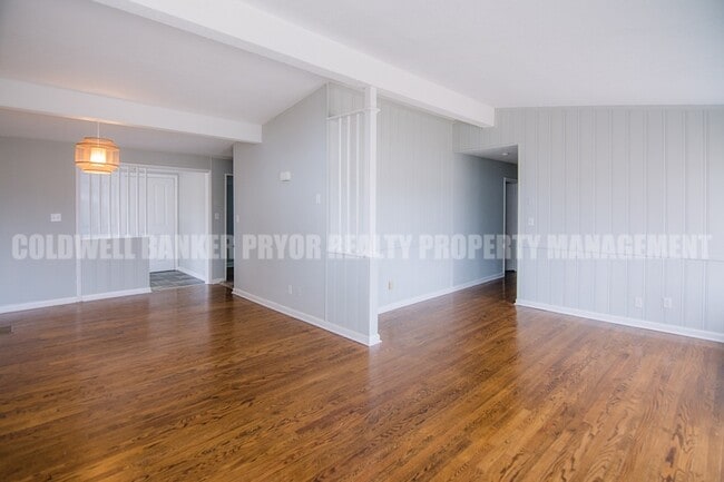 Building Photo - 1606 Oaken Trail