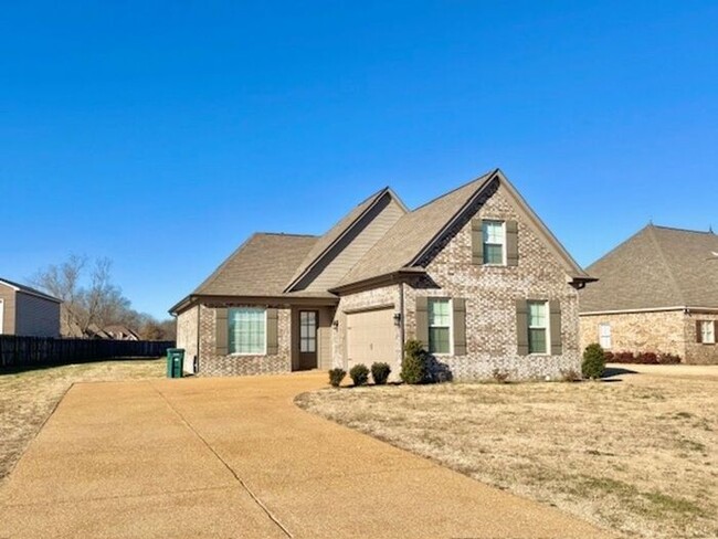 Building Photo - Available Now! 4-Bedroom 2.5 Bath Home in ...