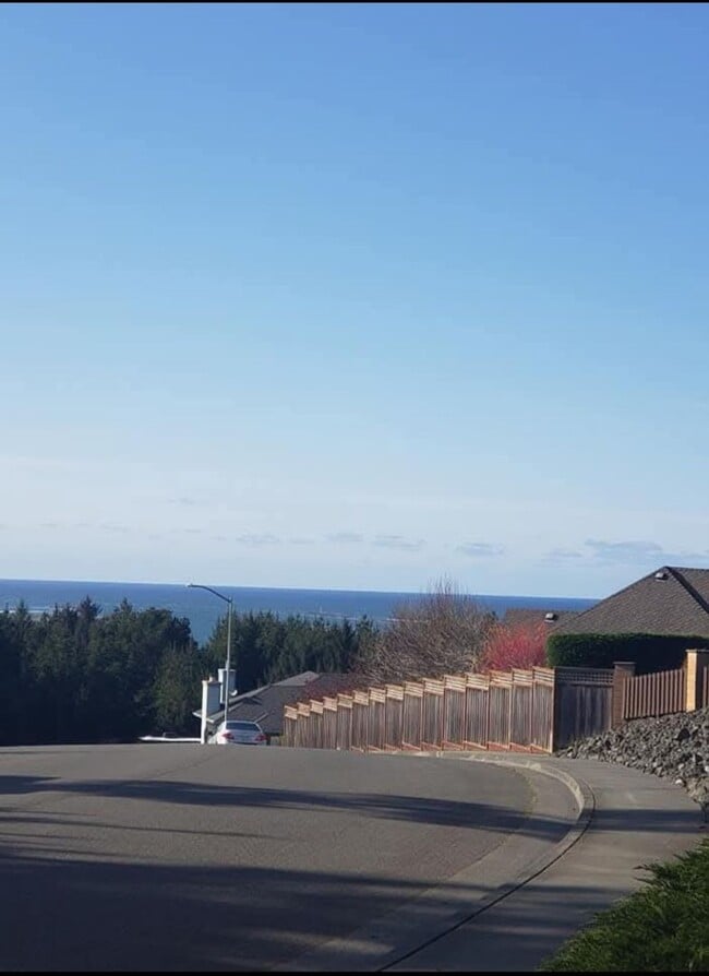 Building Photo - Custom Home on Humboldt Hill in Ocean Poin...