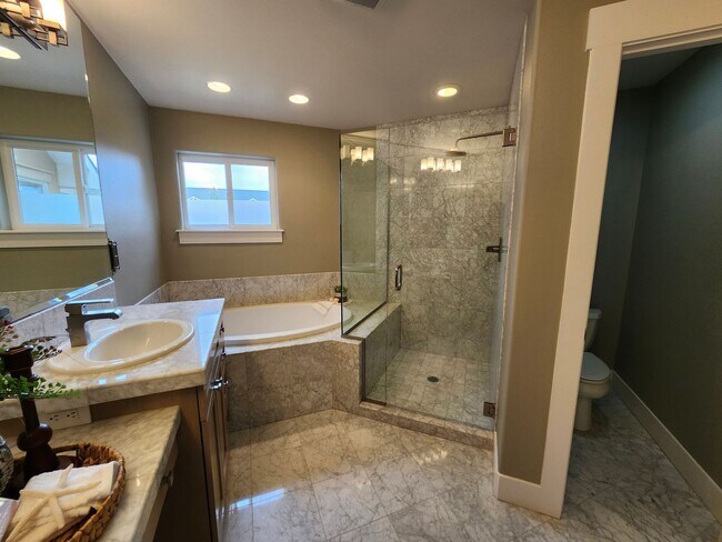 Building Photo - Experience Unmatched Luxury on the Columbia River!