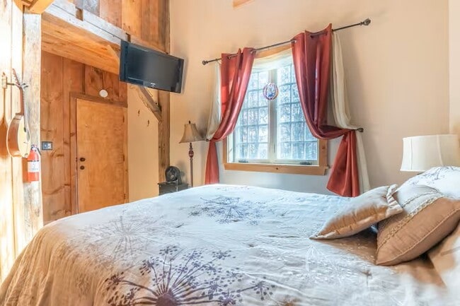 Building Photo - 249 Updike Rd