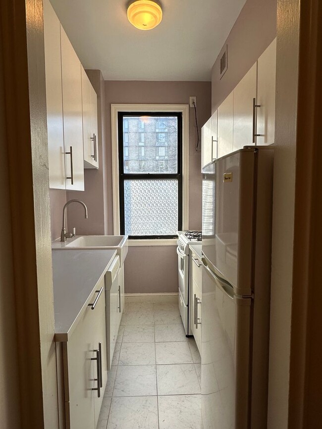 Building Photo - Foggy Bottom One Bedroom, All Utilties Inc...
