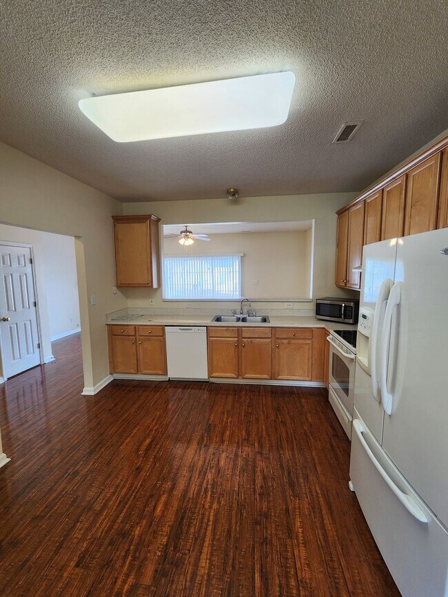 Building Photo - Comfortable 3BD, 2.5BA North Raleigh Townhome with HOA Amenities