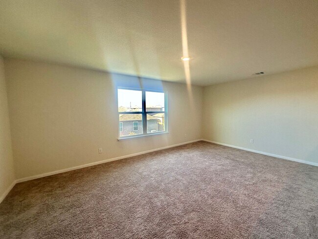 Building Photo - 5 BED 2.5 BATH NEW MANAGEMENT IN JARRELL TX!!!