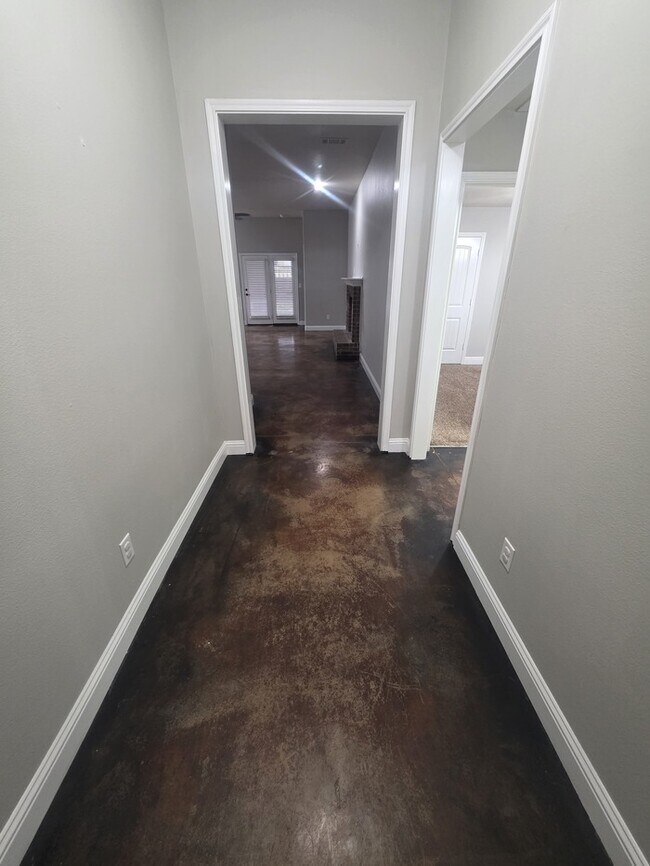 Building Photo - 3 bed 2 bath home with 2 car garage in Legends Park!