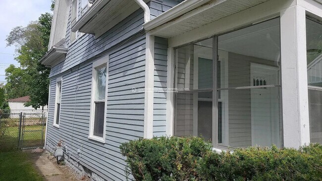 Building Photo - 215 E Donald St