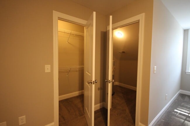 Building Photo - 704 Cobblestone Dr