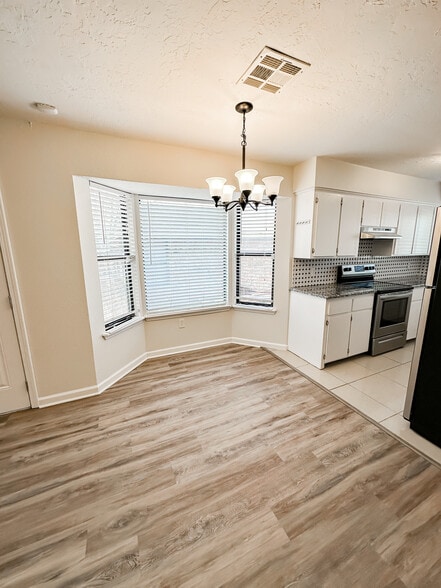 Building Photo - 2711 NE Euclid Ave