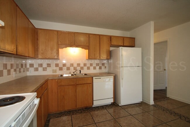 Building Photo - New Fence!