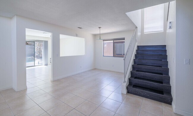 Building Photo - 1143 E Adelman Dr