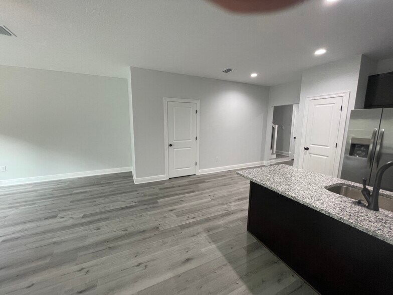 Building Photo - 1703 Sound Haven Ct