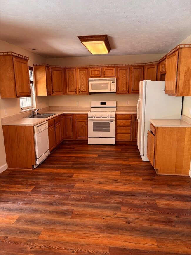 Building Photo - 3 Bedroom/2.5 Bath Townhome located in clo...