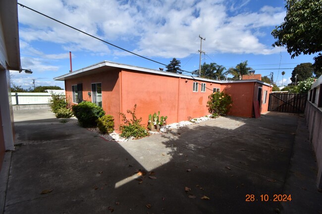 Building Photo - 4 Bedroom Home with Private Spacious Backy...