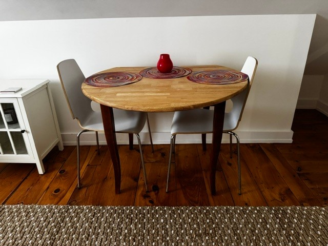 Dining table - 33 Atlantic St