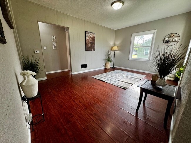 Building Photo - 3 bed, 1 bath home for rent in Waterloo