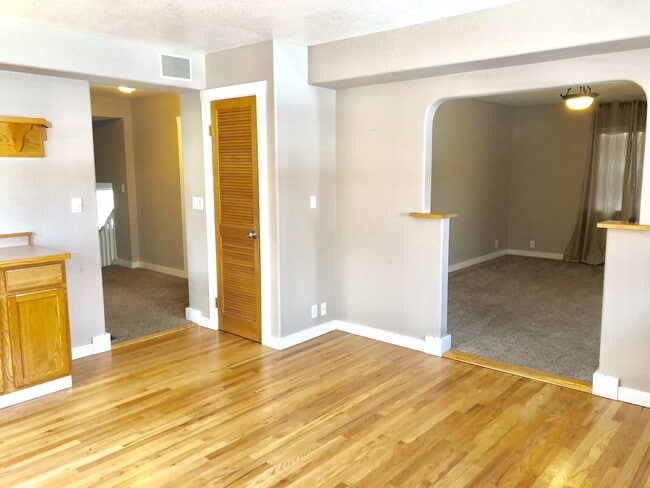 Building Photo - Perfect locale 3 Bed/2Bath Single Family H...
