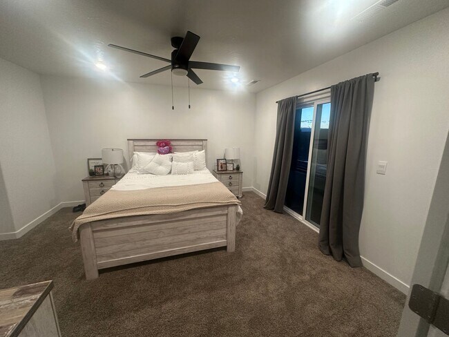 Building Photo - Townhome in Long Valley!