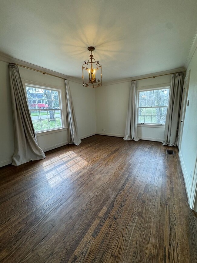 Building Photo - 2912 Woodlawn Dr