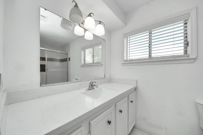 Building Photo - 5747 Turtle Creek Rd