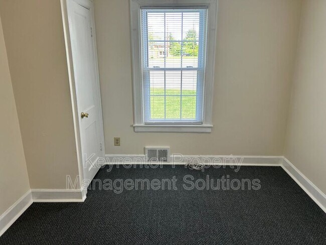 Building Photo - 129 Dupont Cir