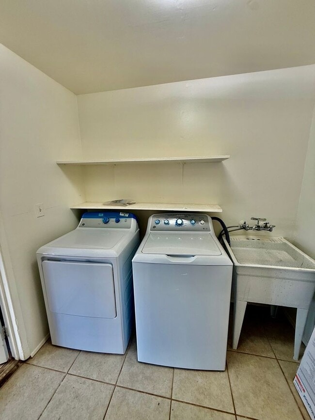 Building Photo - 4 BR/2.5 BA/4 PK/Available May 1