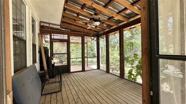 Building Photo - 2498 Lakewood Dr NW