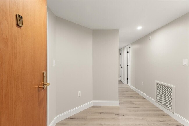 Building Photo - 100 Place Ln