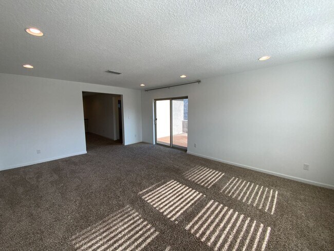 Building Photo - 5 Bedroom Luxury Home Available Near Louis...