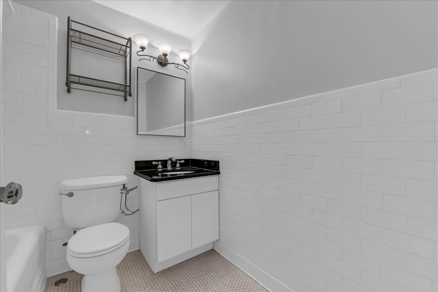 Building Photo - 2900 E Jefferson Ave