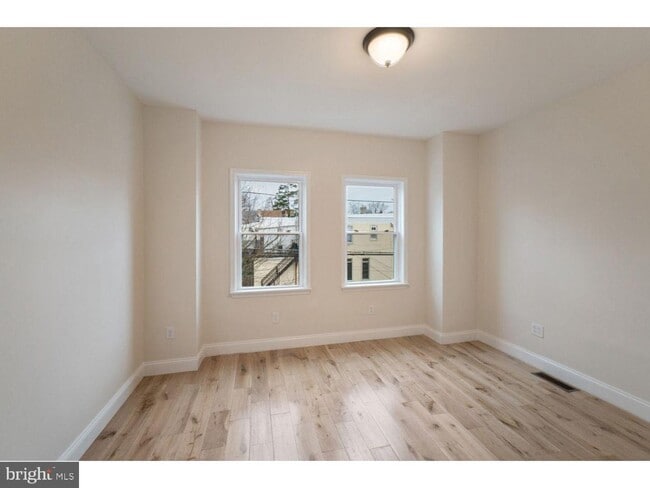 Building Photo - 253 Iona Ave